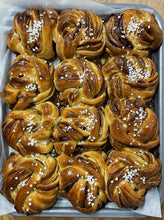 Load image into Gallery viewer, Knot Buns